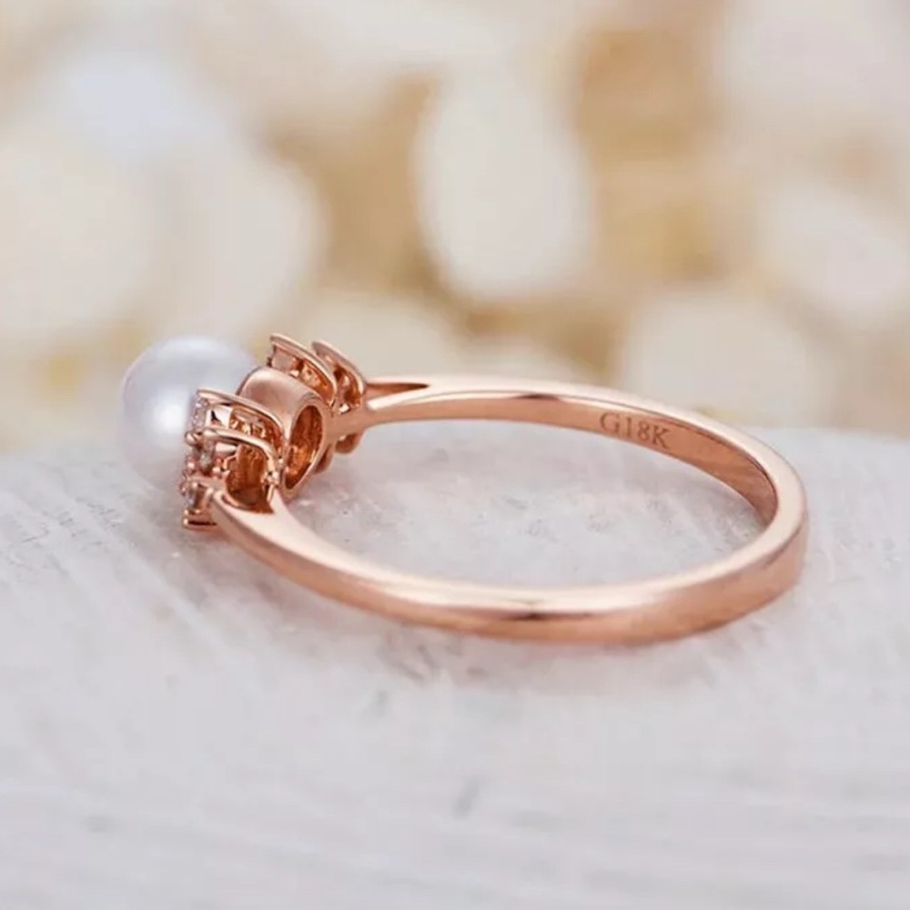 Elegant Pearl and Crystal Women's Ring size 9 - Picture 3 of 3